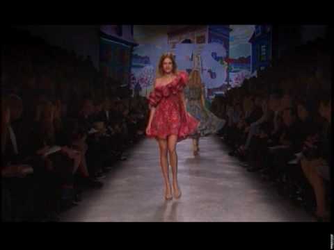 Paris : Stella Mc Cartney Fashion Show- Women's Ready to Wear Spring/Summer 2010