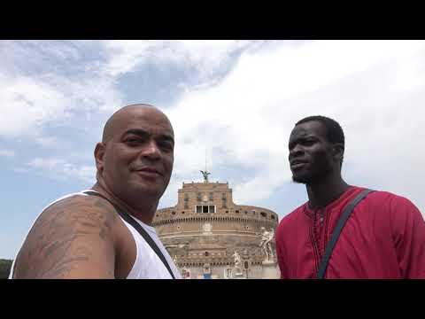Repórter Favela com os Manos em Roma em frente o Castelo de Santo Ângelo