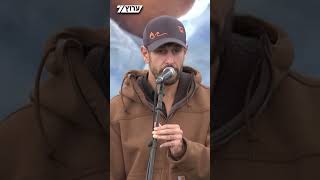 עידן עמדי, שלקח חלק במבצע להשבת גופתו של רס"ר רן גואילי הי"ד מעזה, שר בהלווייתו במיתר את שירו "נגמר" (חדשות ערוץ 7) - התמונה מוצגת ישירות מתוך אתר האינטרנט יוטיוב. זכויות היוצרים בתמונה שייכות ליוצרה. קישור קרדיט למקור התוכן נמצא בתוך דף הסרטון