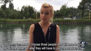 Смешное падение феминистки в воду - Видео онлайн