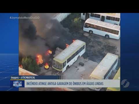 Incêndio atinge antiga garagem de ônibus e mobiliza bombeiros em Águas Lindas