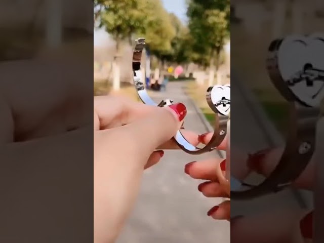 Vídeo relacionado con MUNSKT 2 piezas Llavero de Dragón Volador, Colgante de Dibujos Animados para Amigos y Parejas (Negro y Blanco), Llavero de Dragón Desdentado para el Día de San Valentín, Cumpleaños y Demás.
