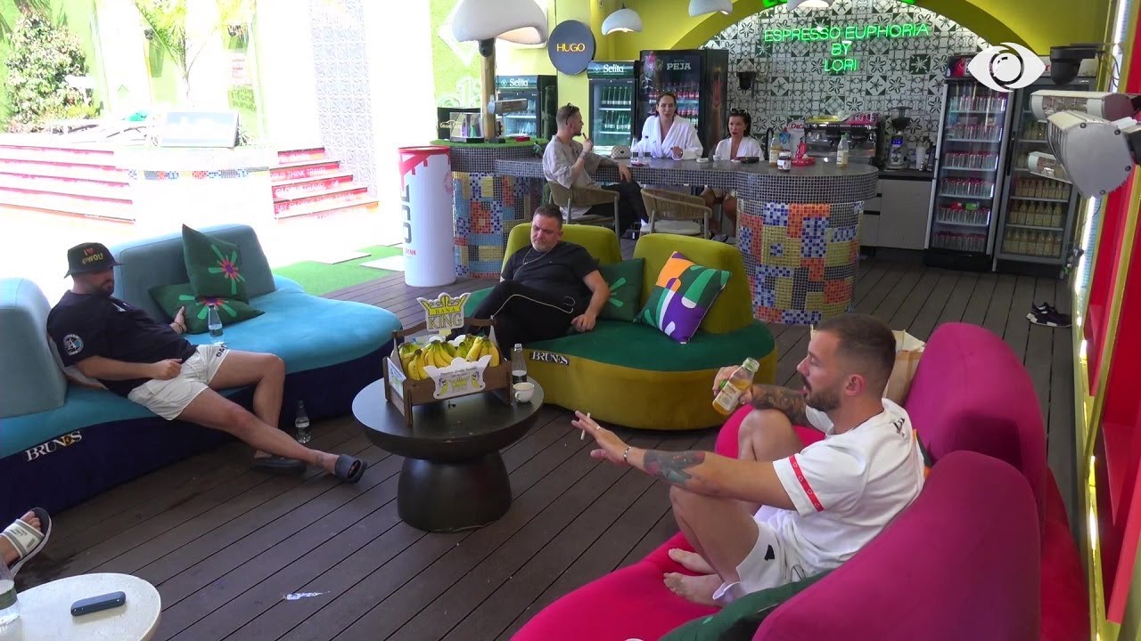 Të ulur në oborr, Juli bërtet për të ndërprerë bisedën mes banorëve