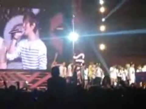 120922 SMTOWN INA Ending Song "HOPE" Kyuhyun and Onew XD