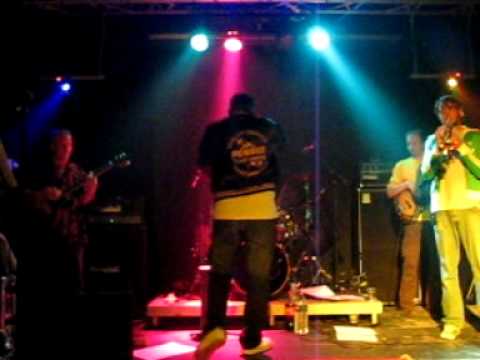 Johnny Den Artiest feat. Asham - Wie got er mee