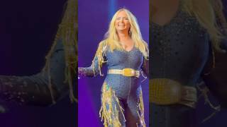 Miranda Lambert shaking it! She got the crowd’s attention! #mirandalambert #dance #love #shorts #fyp