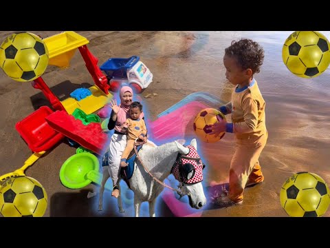 Bermain Sepak Bola di Pantai, Meniup Balon, Naik Kuda, Naik Perahu, & Main Pasir Pantai