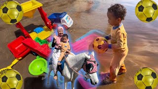 Download lagu Bermain Sepak Bola di Pantai, Meniup Balon, Naik Kuda, Naik Perahu, & Main Pasir Pantai mp3