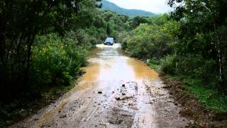 preview picture of video 'Passando por trecho alagado na estrada para os Campos do Quiriri - 2'