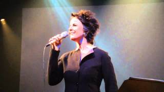 Leila Pinheiro cantando "Jardins de Infancia"