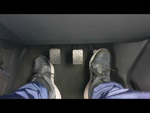 Andy zeigt Anfahren und Anhalten