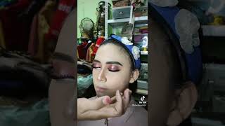 Download lagu Eyeshadow ala smokey eyes dg glitter manja by Rumah Rias Ani Laras mp3