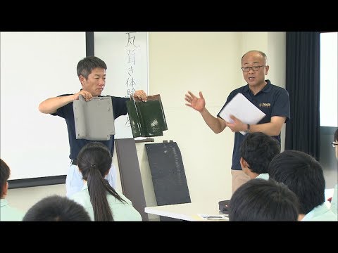 木の屋根とプールのあるオープンスペースのある家