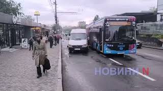 Известный николаевский музыкант за рулем маршрутки столкнулся с троллейбусом в центре Николаева (видео)