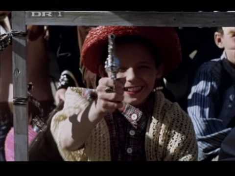 Lille Per skyder rumvæsnet Mikey fra Men in Black