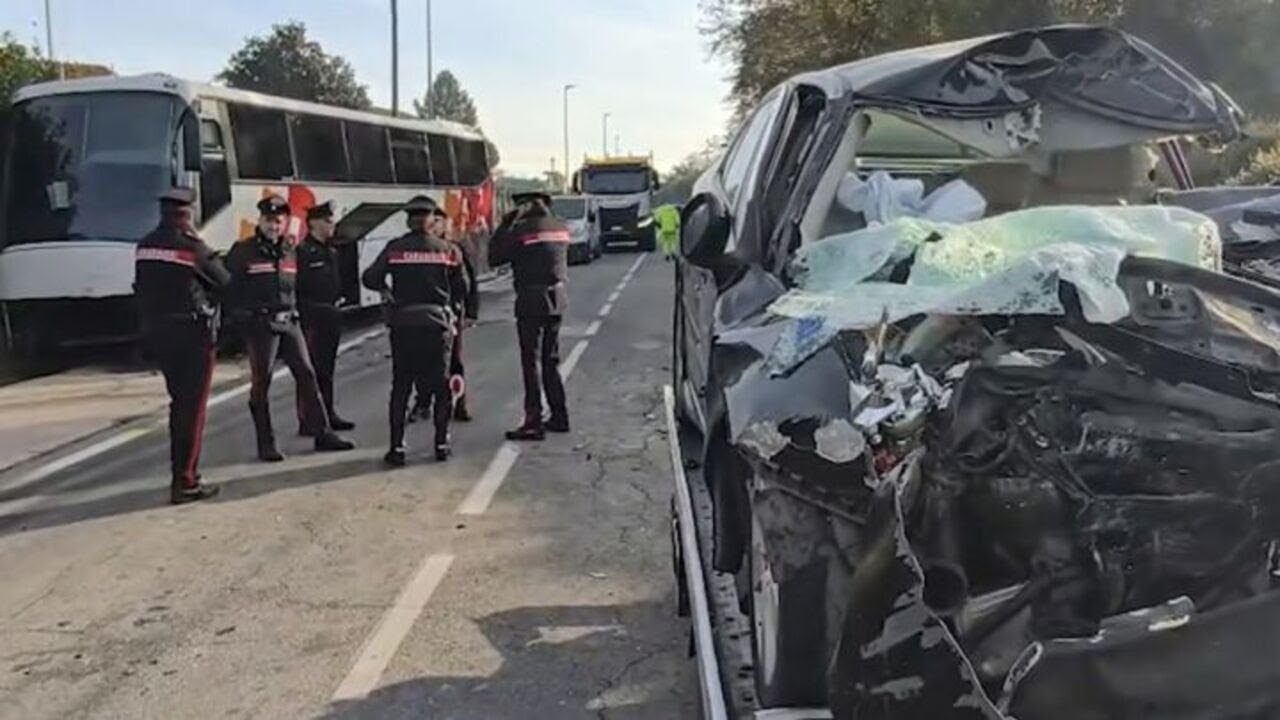 Scontro fra un'auto e un bus scolastico nel Torinese, un morto e 20 feriti