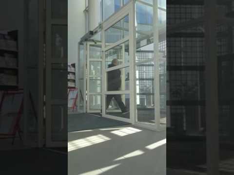 Kopio videosta Pieksämäen kirjaston ovet.