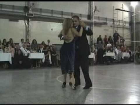  Eduardo Masci  and  Roxana L'Arco  are  dancing  to  a  tango