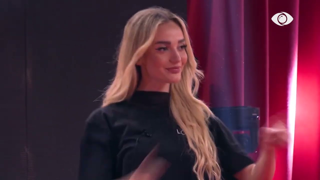 Vajzat bëjnë sfilatën pas make up-it të përgatitur nga djemtë