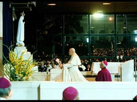 Dino Meira - Homem Vestido de Branco (Papa Joao Paulo II)