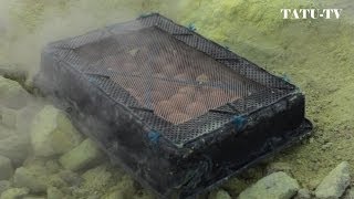 preview picture of video 'Eggs (tamago) for breakfast cooked in a volcanic steam - Kawayu onsen - Iozan - Hokkaido - Japan'