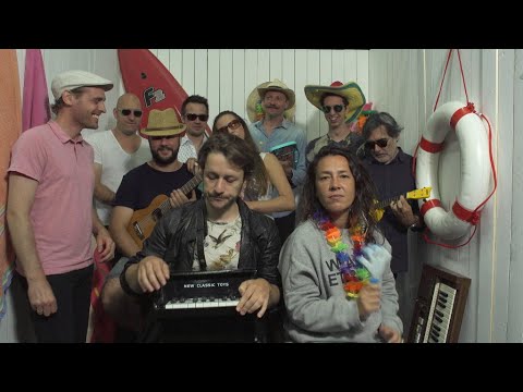 Live vanuit de strandcabine: Sioen en Slongs Vanongs met 'Lean on me'!