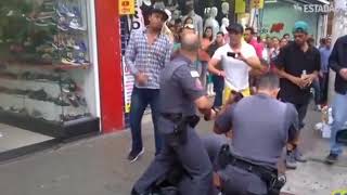 ブラジル 警官が露天商制圧 怒声を浴びせられ催涙ガスを噴射後 警官の催涙ガスを奪おうとした 軍警察 サンパウロ市 サンパウロ州 ブラジル