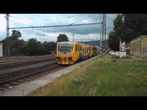 Příjezd vlaku Os 7052 (ČD 814.033) - Klášterec nad Ohří, 11. 7. 2013