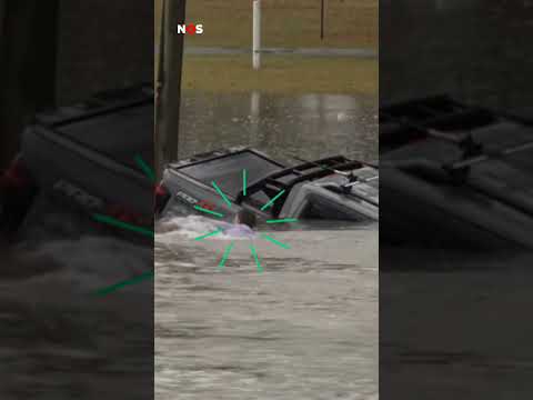 Journalist redt man uit zinkende auto