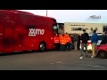 Supporters FC Twente wachten spelersbus op bij trainingscomplex in Hengelo