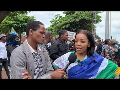 Kuhlakazeke Mashi amaphoyisa eqhumisa ngamabhomu, bashawa ngamanzi beteleka 