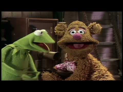The Muppet Show - Fozzie Bear gets Telephone Calls Backstage for a Running Gag (1976 HD, 60fps)