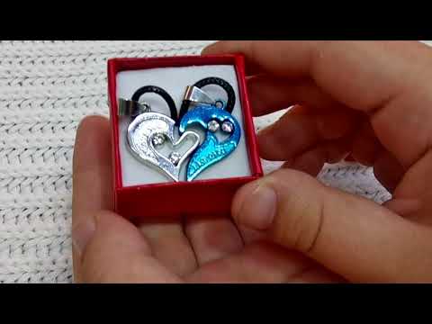 Подарок парню девушке парные кулоны "Сердце для двоих" цвет серебро и лазурь на звеньевых цепочках в коробочке - фото 1 - id-p1314747694