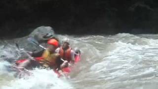 preview picture of video 'Kayaking in Thailand through Lod Cave'