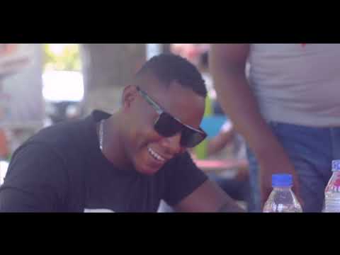 Venda e Sessão de Autógrafos do CD ''Tipo Vinho'' de DP Rapper