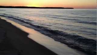 preview picture of video 'Lake Superior sunset.'