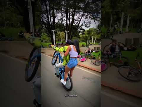La chica le lanzó un reto al biker #shorts