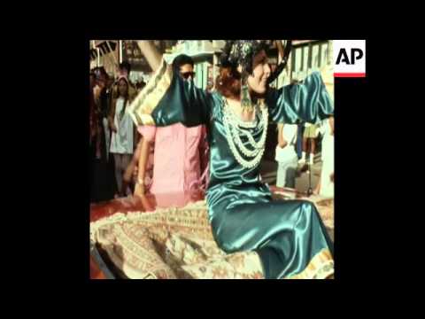 SYND 22-2-71 MARDI GRAS CARNIVAL PARADE