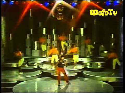 Carlinhos Aguiar cantando no Vamos Nessa (1985)