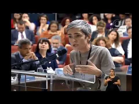 Pesquisadora Débora Diniz defende a descriminalização do aborto em audiência no STF