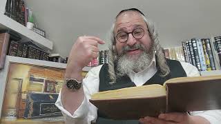 שיעורים קצרים הכנה לאורות ימי הפורים ה'תשפ"ו – ביידיש – 5 – ע"פ אוצר היראה 'תשובת השנה' פורים אות לג (הרב מוטה פראנק) - התמונה מוצגת ישירות מתוך אתר האינטרנט יוטיוב. זכויות היוצרים בתמונה שייכות ליוצרה. קישור קרדיט למקור התוכן נמצא בתוך דף הסרטון