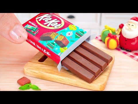 KITKAT CHRISTMAS CAKE 🍓 So Sweet Miniature Kitkat Chocolate Cake Decorating Idea for Holiday