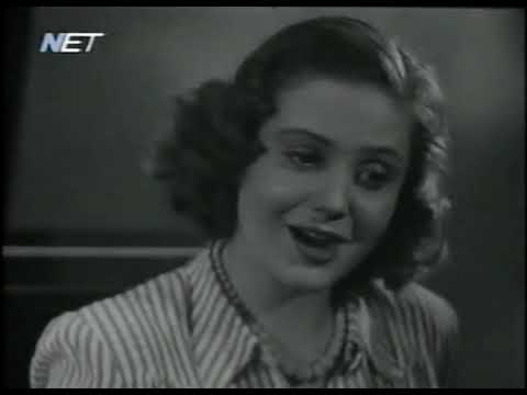 Απόσπασμα από την ταινία Χειροκροτήματα (1944) του Γιώργου Τζαβέλλα. Ο Αττίκ (Κλέων Τριανταφύλλου) υποδύεται έναν αυτοβιογραφικό ρόλο, πλάι στους Δημήτρη Χορν και Αλέκο Αλεξανδράκη. Ήταν η μοναδική του κινηματογραφική εμφάνιση, λίγο πριν από τον θάνατό του, και μεταφέρει στην οθόνη την ατμόσφαιρα του αθηναϊκού βαριετέ.