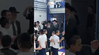 💥כבוד התורה בברזיל: צפו במחזות המרגשים של קבלת הפנים לכבודם של רבותינו ראשי הישיבות שליט"א בברזיל.