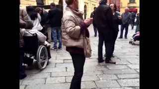 Lucio Dalla: ecco la statua sulla panchina sotto casa sua