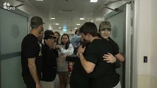 סמ"ר עידן אלכסנדר במפגש המרגש עם בני משפחתו, בבית החולים איכילוב (עדכוני משרד ראש הממשלה) - התמונה מוצגת ישירות מתוך אתר האינטרנט יוטיוב. זכויות היוצרים בתמונה שייכות ליוצרה. קישור קרדיט למקור התוכן נמצא בתוך דף הסרטון