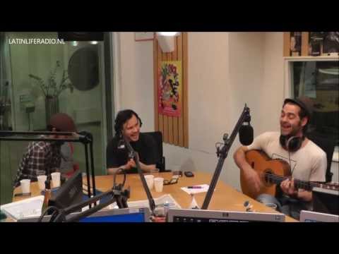 Pistoleros de la Paz zingt live bij Latin Life (4)