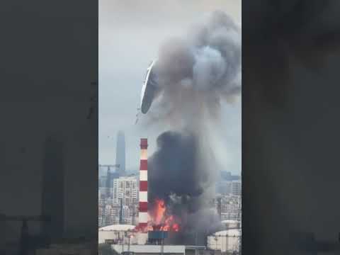 Китайские туристы сняли, как российская ракета ПВО попала в резервуар Московского НПЗ #чп #москва