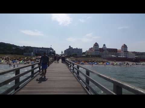 Blick von der Seebrücke auf den Strand von Binz auf Rügen