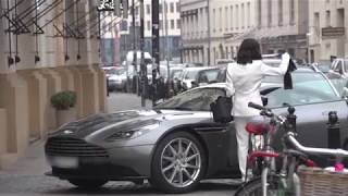 Zapracowana Siwiec wychodzi z butiku